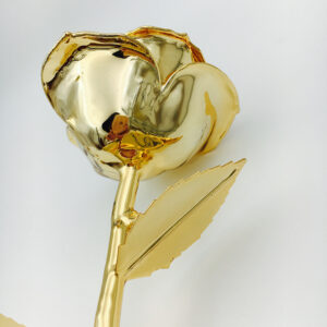 Prawdziwa róża zatopiona w 24-karatowym złocie.