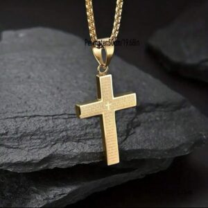 Męski naszyjnik z okazałym krzyżem.