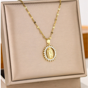 Naszyjnik z wizerunkiem Maryi Świętej.