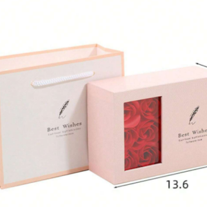 Pudełko prezentowe z sześcioma różyczkami.