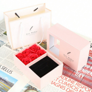 Pudełko prezentowe z sześcioma różyczkami.